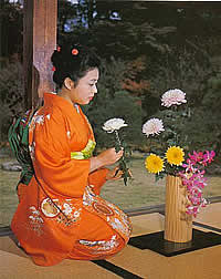 ikebanna y joven geisha